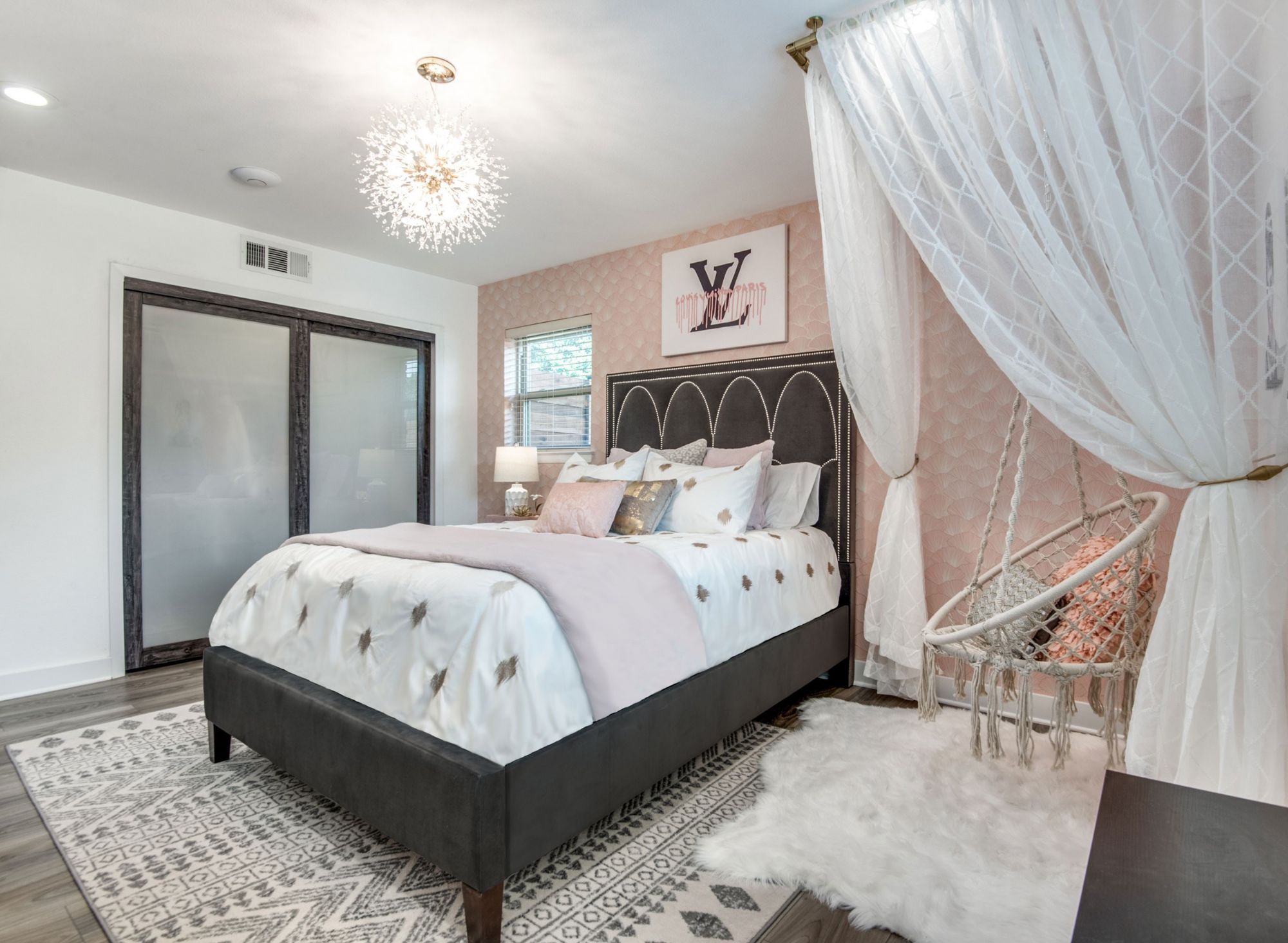 Girl's children room in Verona by Valerie Ruddy.
