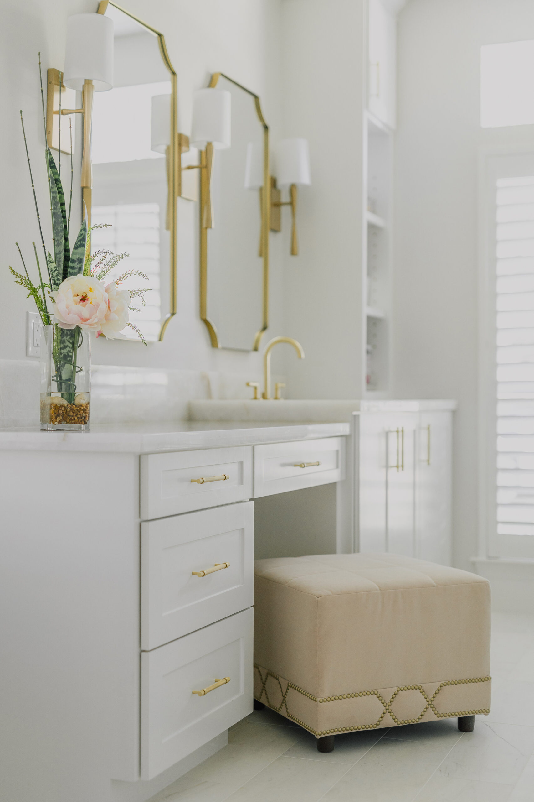 Luxury powder room in Greater Essex County.